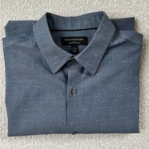 Banana Republic Men's Blue Button Down Shirt, size M 15-15 1/2 and 33-34”